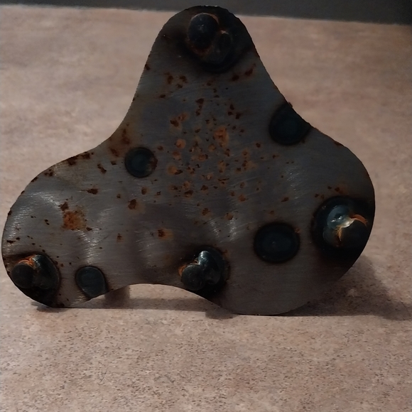 Scrap metal welded art figurine of a lady golfer. - Picture 6 of 6